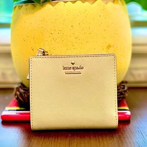 Authentic EUC kate spade ♠️ compact wallet